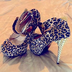 Leopard print platform. Gold spiked heel. Metal ankle strap SZ 8.5